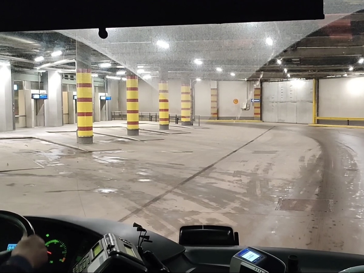 Weg: a bus ascends through a repetitive multi-level structure, engine building until it reaches the
                        exit.